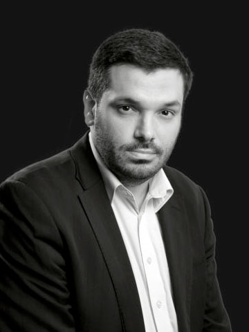 Maître Djaraouane, un avocat expert immobilier dans son cabinet de Paris